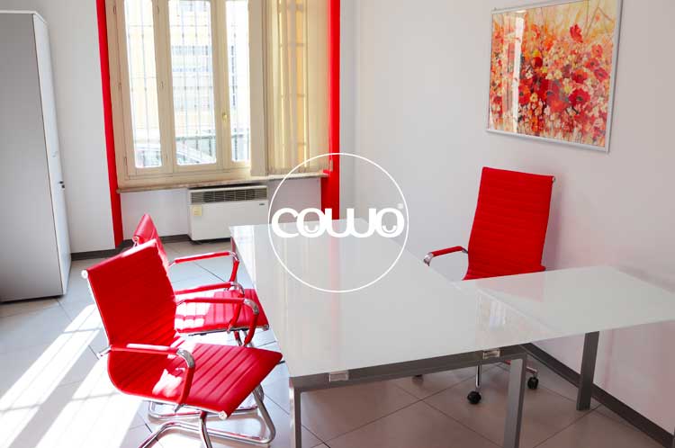 Torino Coworking Center: scrivania ad angolo, luminosa, con tre sedute